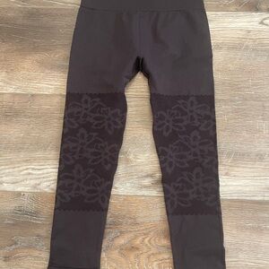 Fabletics Black Floral capris NWT size XS